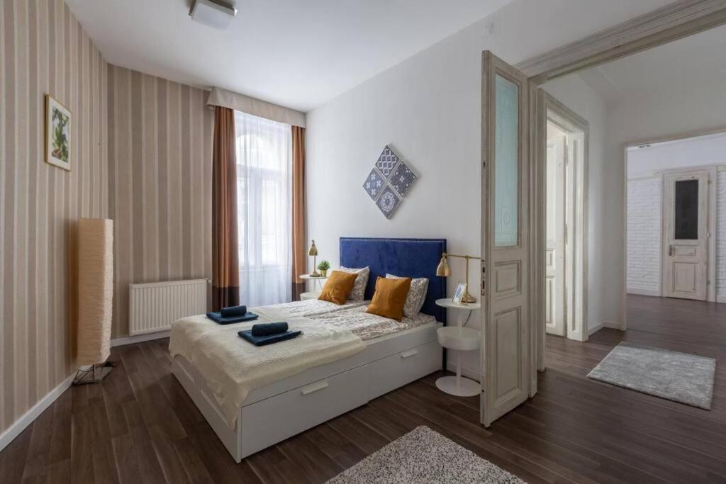 Chic, Captivating Space Near Opera House Будапеща Екстериор снимка