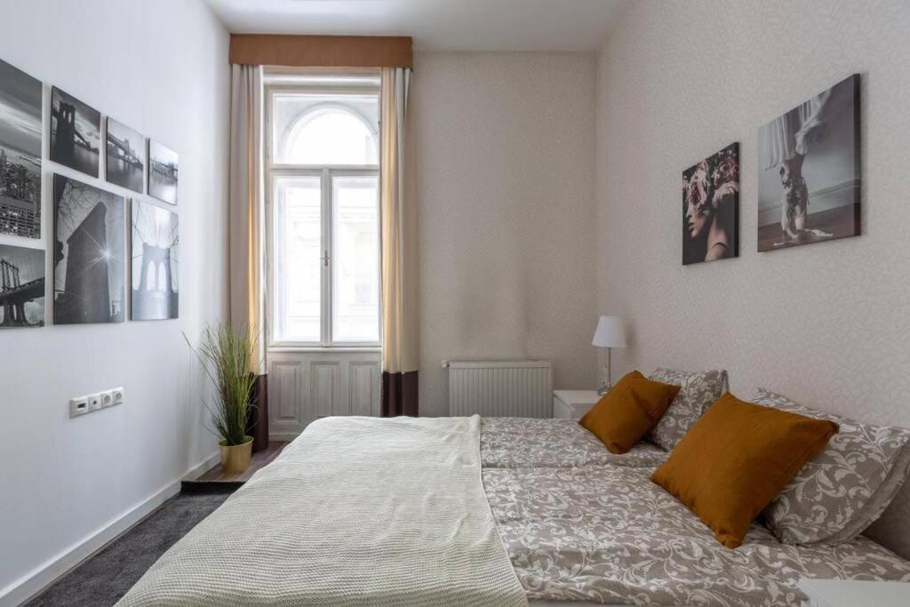 Chic, Captivating Space Near Opera House Будапеща Екстериор снимка