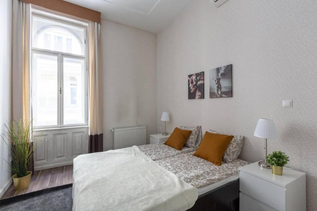 Chic, Captivating Space Near Opera House Будапеща Екстериор снимка