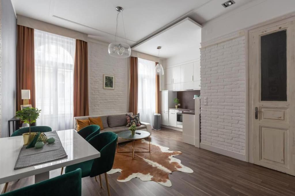 Chic, Captivating Space Near Opera House Будапеща Екстериор снимка